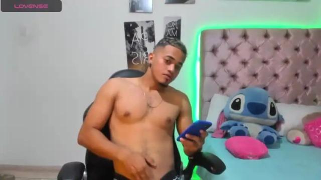 Image 3 of wendy_and_alejo1712 Stream on Chaturbate on 15 months ago
