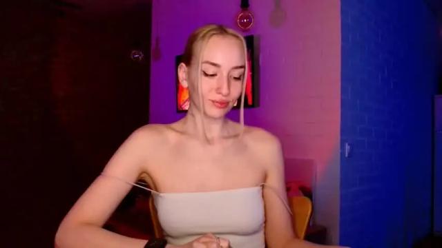 Image 11 of whiteprincessluna Stream on Chaturbate on 16 months ago