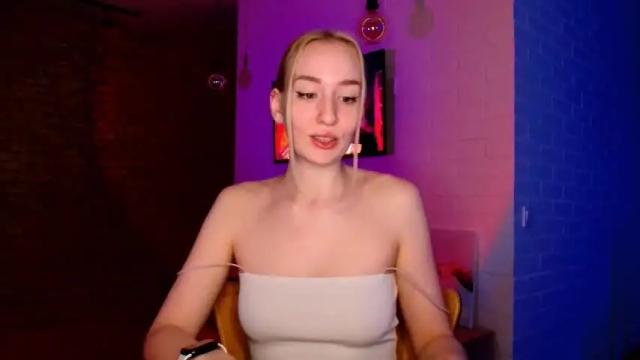 Image 2 of whiteprincessluna Stream on Chaturbate on 16 months ago