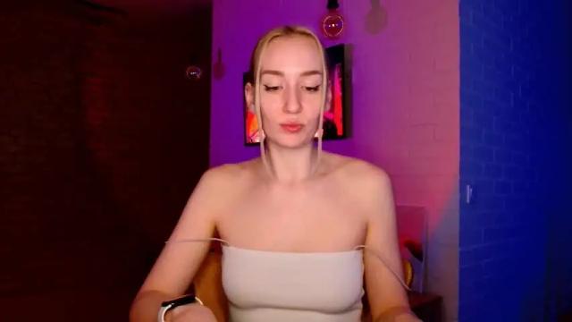 Image 3 of whiteprincessluna Stream on Chaturbate on 16 months ago