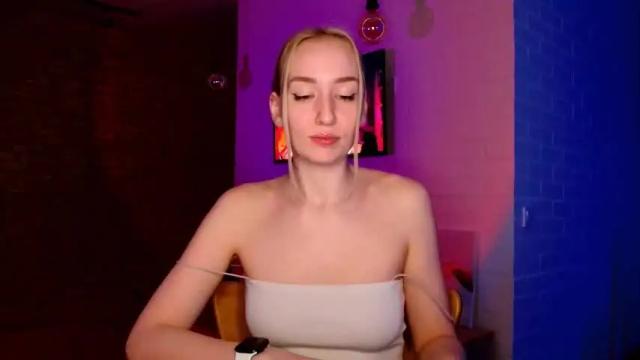 Image 4 of whiteprincessluna Stream on Chaturbate on 16 months ago