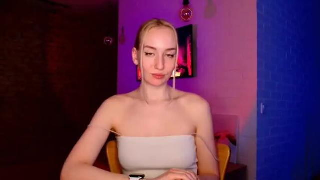 Image 7 of whiteprincessluna Stream on Chaturbate on 16 months ago