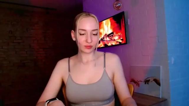 Image 2 of whiteprincessluna Stream on Chaturbate on 15 months ago