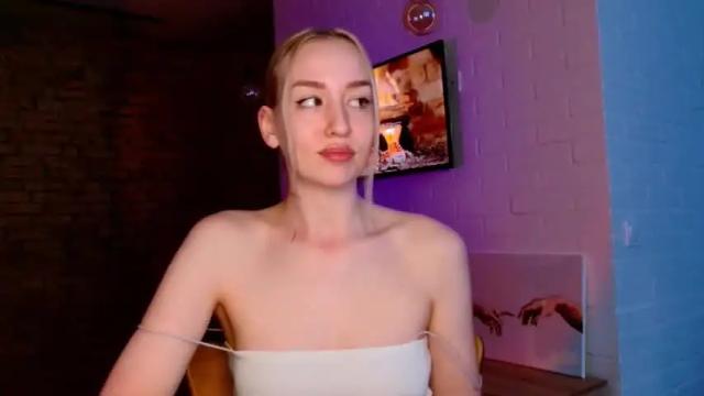 Image 2 of whiteprincessluna Stream on Chaturbate on 15 months ago