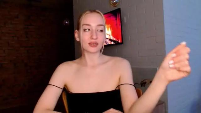 Image 11 of whiteprincessluna Stream on Chaturbate on 15 months ago