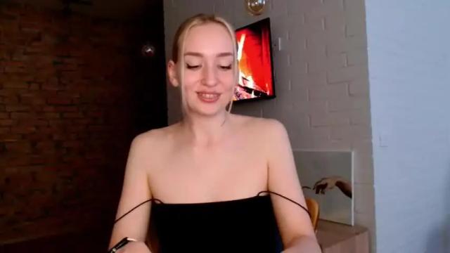 Image 12 of whiteprincessluna Stream on Chaturbate on 15 months ago