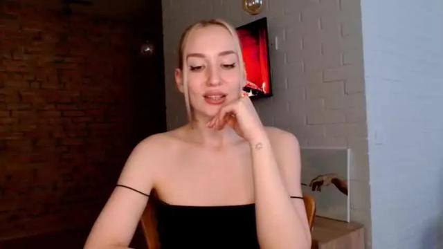 Image 3 of whiteprincessluna Stream on Chaturbate on 15 months ago