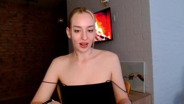 Image 8 of whiteprincessluna Stream on Chaturbate on 15 months ago