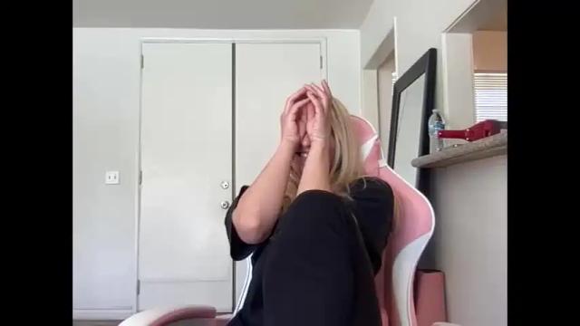 Image 3 of whitneyoc Stream on Chaturbate on 16 months ago