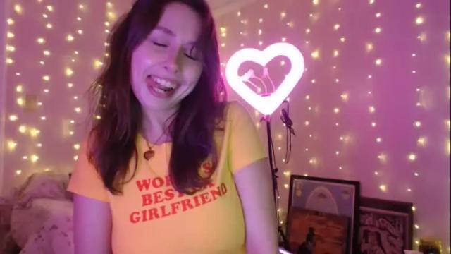 Image 2 of wingardiumleveveosa Stream on Chaturbate on 15 months ago