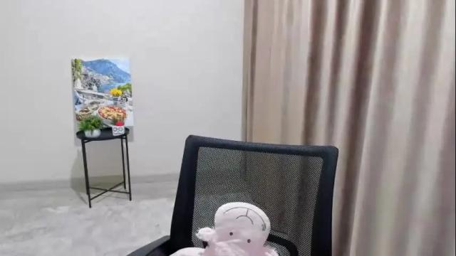 Image 3 of worldofkim Stream on Chaturbate on 4 months ago