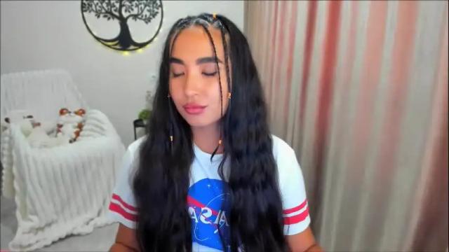 Image 4 of worldofkim Stream on Chaturbate on 4 months ago