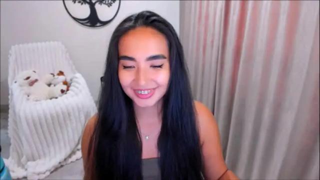 Image 2 of worldofkim Stream on Chaturbate on 3 months ago