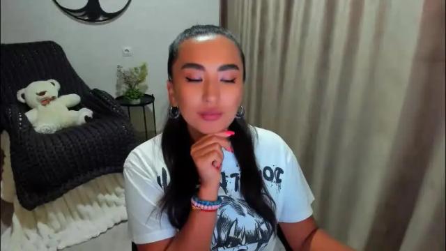 Image 3 of worldofkim Stream on Chaturbate on 2 months ago