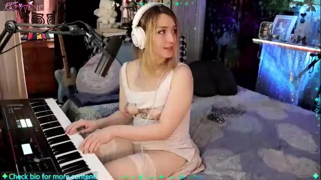 Image 3 of xaevynne Stream on Chaturbate on 1 month ago