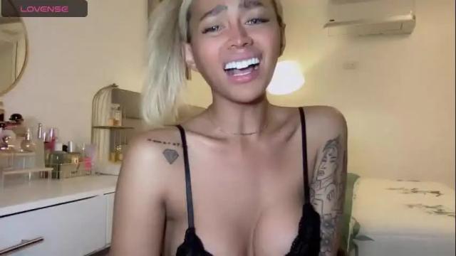 Image 4 of xmonstrouscockivy Stream on Chaturbate on 17 months ago