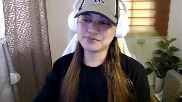 Image 12 of xxjulielovesyouxx Stream on Chaturbate on 13 days ago