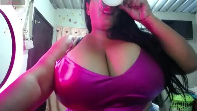 Image 3 of yasmin_bigtits Stream on Chaturbate on 1 month ago