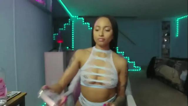 Image 4 of yazminroyal Stream on Chaturbate on 4 months ago