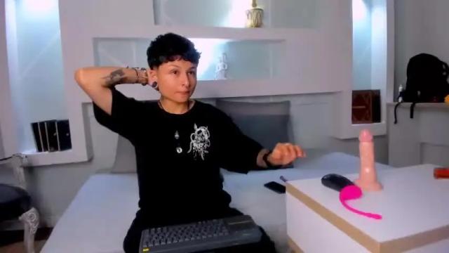 Image 4 of yelianparisi Stream on Chaturbate on 18 months ago
