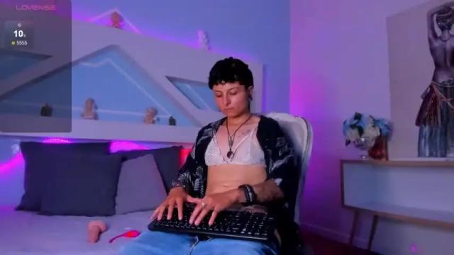 Image 4 of yelianparisi Stream on Chaturbate on 18 months ago