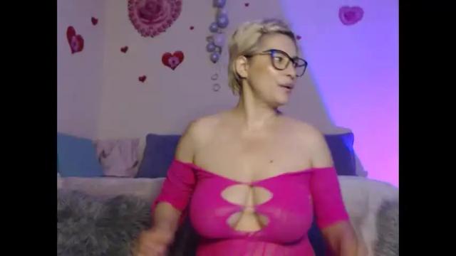 Image 2 of your_lady_in_red Stream on Chaturbate on 10 days ago