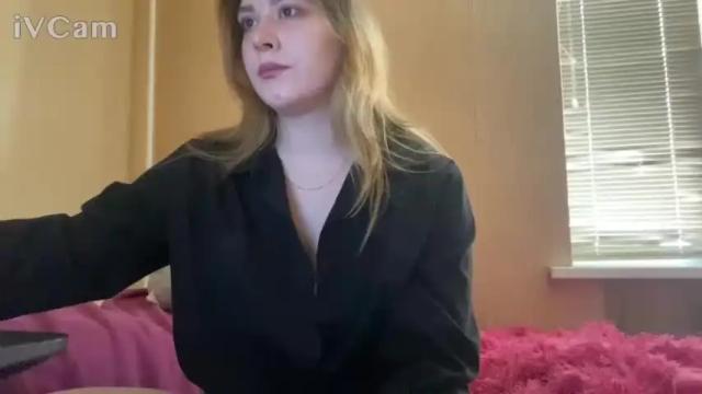 Image 2 of yourlovelyfoxy Stream on Chaturbate on 16 months ago
