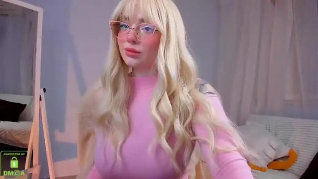 Image 4 of yourredsunshine Stream on Chaturbate on 15 months ago