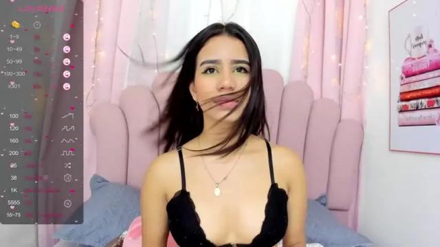 Image 12 of yula_saldarriaga Stream on Chaturbate on 15 months ago