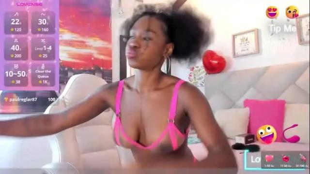 Image 2 of yuliana_milleer Stream on Chaturbate on 26 days ago