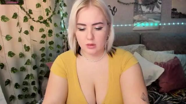 Image 3 of yummylana Stream on Chaturbate on 15 months ago