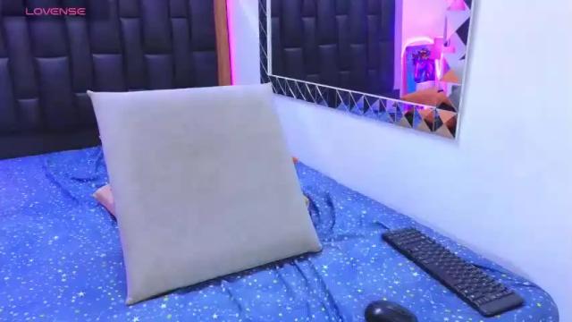 Image 7 of zara_holly2 Stream on Chaturbate on 14 months ago