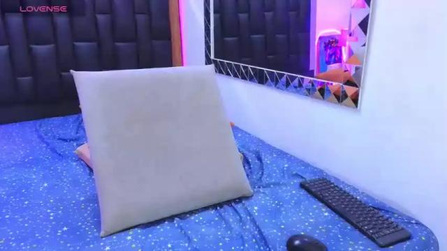 Image 8 of zara_holly2 Stream on Chaturbate on 14 months ago
