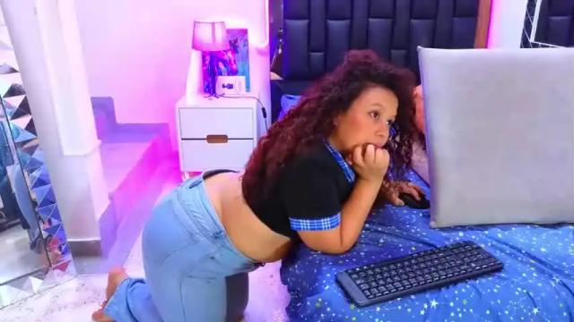 Image 2 of zara_holly2 Stream on Chaturbate on 14 months ago