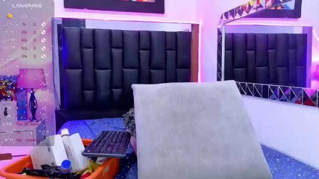 Image 7 of zara_holly2 Stream on Chaturbate on 14 months ago
