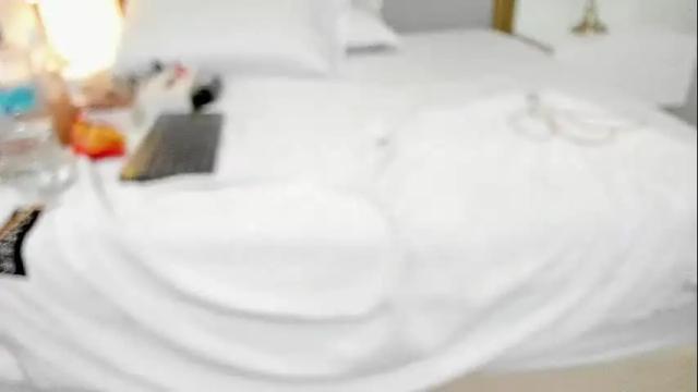 Image 2 of zara_lopez Stream on Chaturbate on 1 month ago