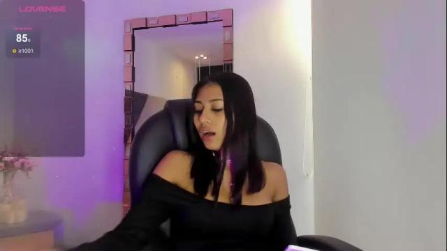Image 2 of zaralim Stream on Chaturbate on 11 days ago