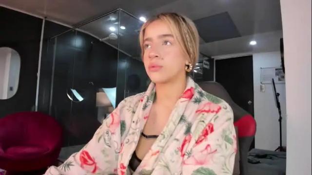 Image 2 of zhaavia Stream on Chaturbate on 4 days ago