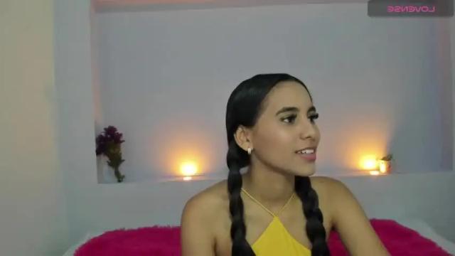 Image 2 of zoe_deluxe Stream on Chaturbate on 13 months ago