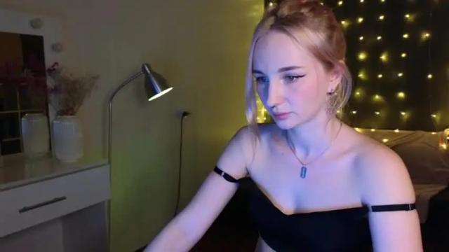 Image 6 of zoe_dooll Stream on Chaturbate on 13 months ago