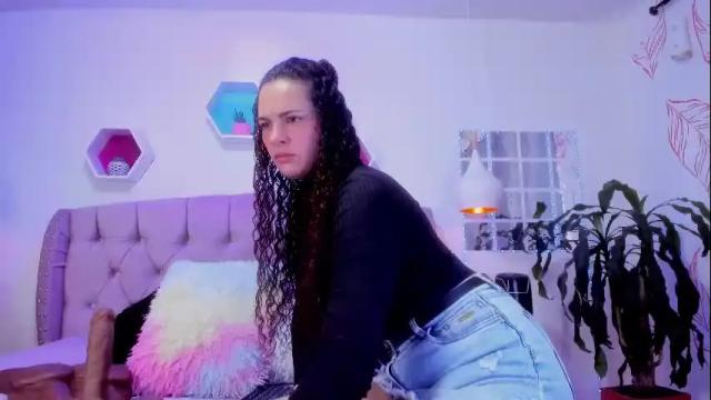 Image 2 of zoehilton Stream on Chaturbate on 17 days ago