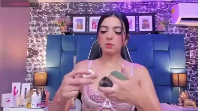 Image 6 of zoey_cute_ Stream on Chaturbate on 13 months ago